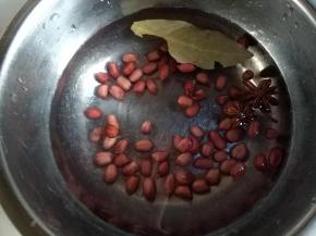 加八角和香叶煮熟。