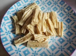 腐竹用水泡软切段焯水。