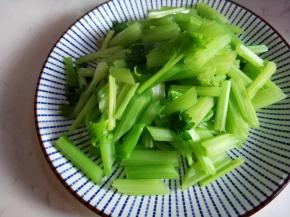 西芹切段焯水。