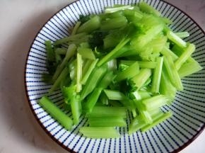 西芹切段焯水。