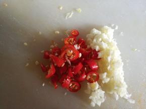 蒜和红米椒切碎。