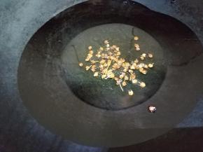 锅里放适量油，放花椒粒小火炒出香味。