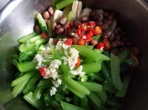 焯过水的菜放一起，放蒜和红米椒，热油浇在上面，放盐和香油调匀即可。