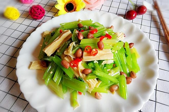 芹菜花生拌腐竹