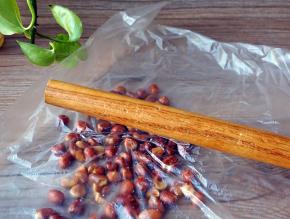 放入使用袋内，用小棒敲碎