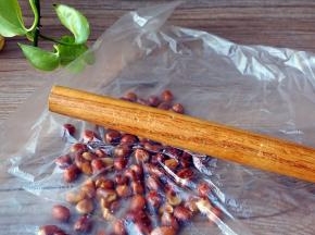 放入使用袋内，用小棒敲碎