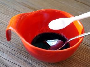 盐在小碗中搅拌至融化