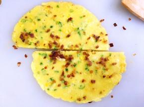 将煎好的蛋饼从中间切开