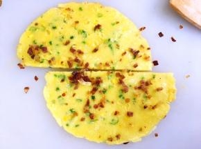 将煎好的蛋饼从中间切开