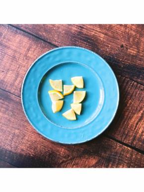 将柠檬切俩片下来后切小块