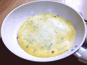 小火煎制鸡蛋成型后翻面，在煎另一面，反复喜欢嫩一点的鸡蛋糊熟了就行