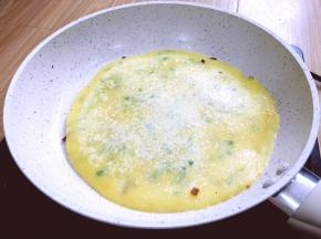 小火煎制鸡蛋成型后翻面，在煎另一面，反复喜欢嫩一点的鸡蛋糊熟了就行