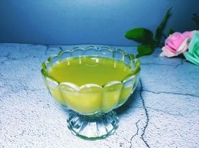 准备一勺蜂蜜加入杯中搅拌均匀即可饮用