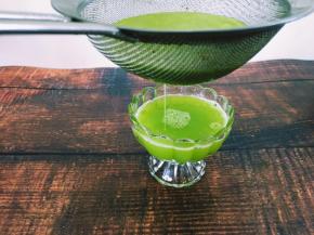 根据个人口味，喜欢无颗粒的就用漏网过滤