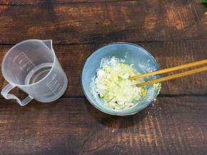 搅拌均匀后倒入一个大碗中适量加入纯净水