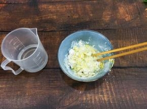 搅拌均匀后倒入一个大碗中适量加入纯净水