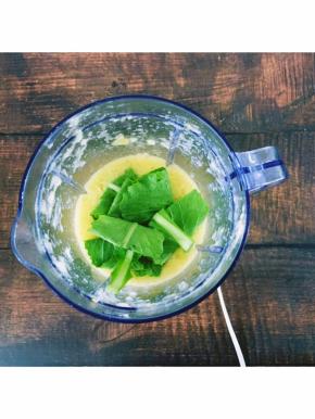 搅拌后将青菜一片片折起来放入