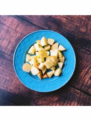 将苹果洗净后切成小块