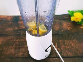 准备一个榨汁机，将柠檬片放入