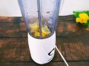 准备一个榨汁机，将柠檬片放入