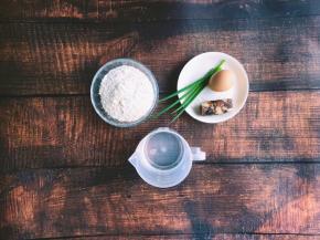 将香肠，香葱，鸡蛋，面粉，水，准备好