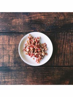 将香肠切薄片在切碎