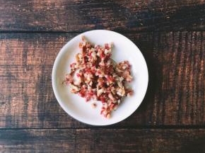 将香肠切薄片在切碎