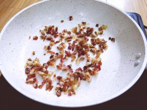 平底锅烧热，将切好的香肠放入锅中翻炒，炒好后的香肠装盘