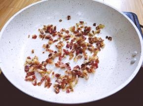 平底锅烧热，将切好的香肠放入锅中翻炒，炒好后的香肠装盘