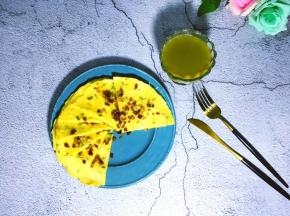 摆盘，将剩余的鸡蛋糊煎好后切开摆盘