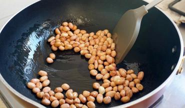 锅中加入少许油，加入花生小火翻炒