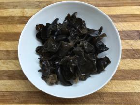 干黑木耳用冷水泡发后洗净。