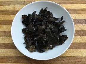 干黑木耳用冷水泡发后洗净。
