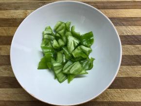 青椒洗净去籽切块。