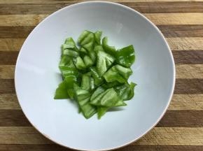 青椒洗净去籽切块。