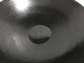 锅中倒入适量油。