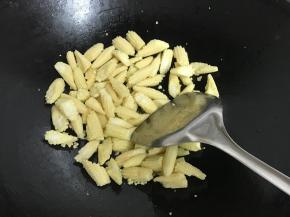 放入玉米笋翻炒。
