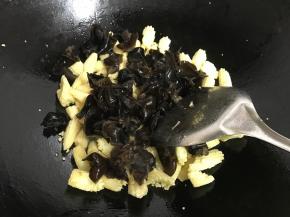 加入黑木耳炒匀。