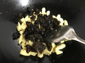 加入黑木耳炒匀。