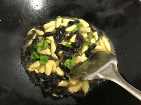 炒匀后加适量水，加盐调味味后即可出锅。