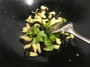 最后加入青椒。