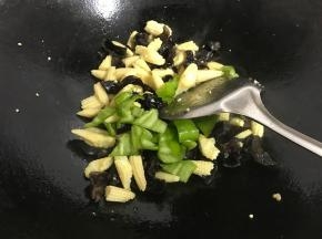 最后加入青椒。