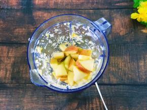 搅拌散后加入切好的苹果块