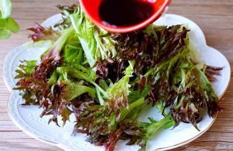 苦菊洗净控干水分，淋上醋汁