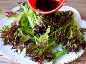 苦菊洗净控干水分，淋上醋汁