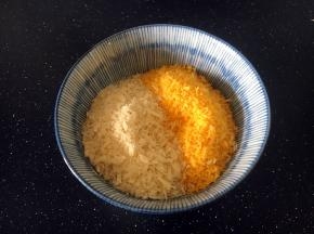 准备好面包屑40g。我家里有金色的面包屑，我准备了金色的和白色的面包屑各20g。一般情况下用白色的面包屑就可以。