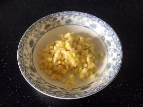 准备好蒜，把蒜剁成蒜末。