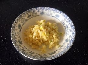 准备好蒜，把蒜剁成蒜末。