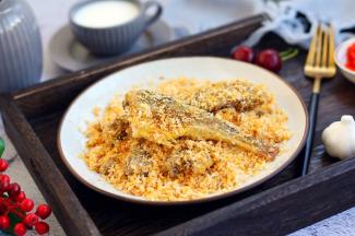 避风塘炒小黄鱼融入了蒜香、面包屑香、鱼香，味道清新爽口，是一道小朋友们爱吃的佳肴。