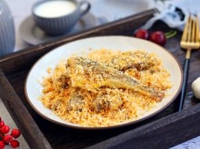 避风塘炒小黄鱼融入了蒜香、面包屑香、鱼香，味道清新爽口，是一道小朋友们爱吃的佳肴。